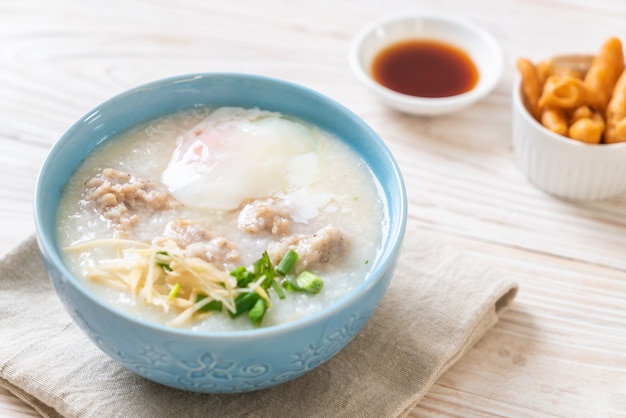 congee avec porc haché dans un bol