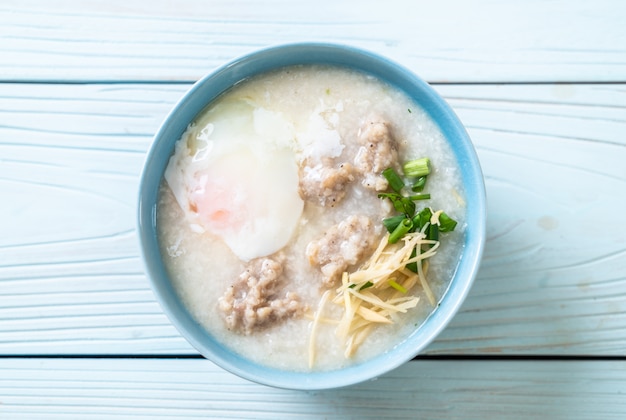 congee avec porc haché dans un bol