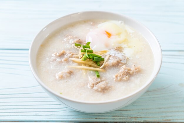 Congee Avec Porc Haché Dans Un Bol