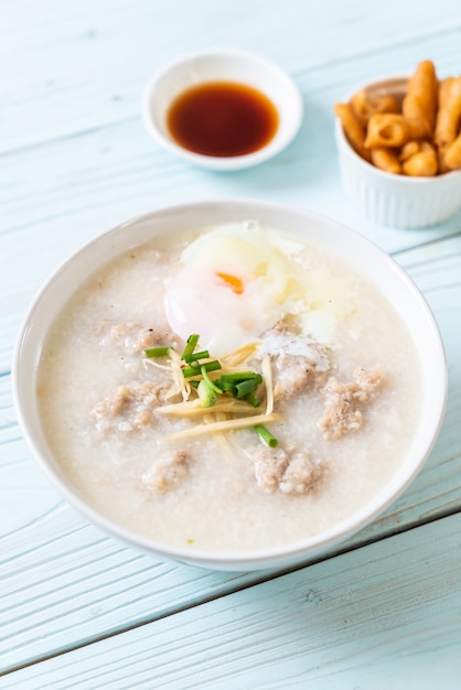 congee avec porc haché dans un bol