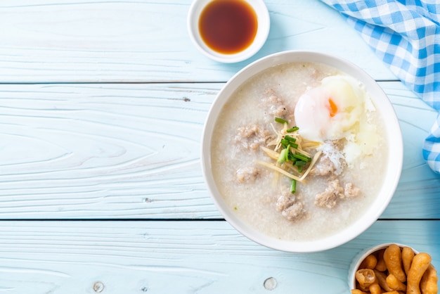 congee avec porc haché dans un bol