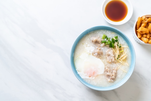 congee avec porc haché dans un bol