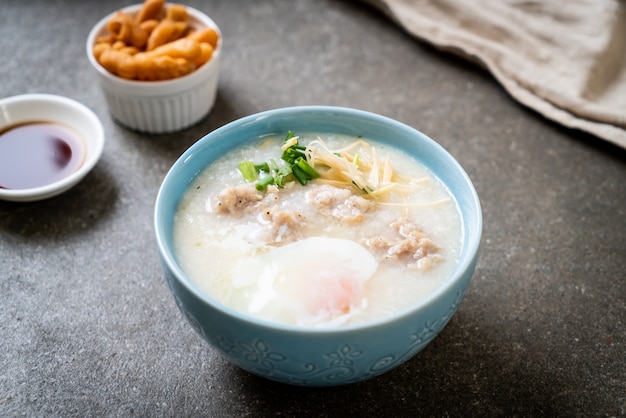 congee avec porc haché dans un bol