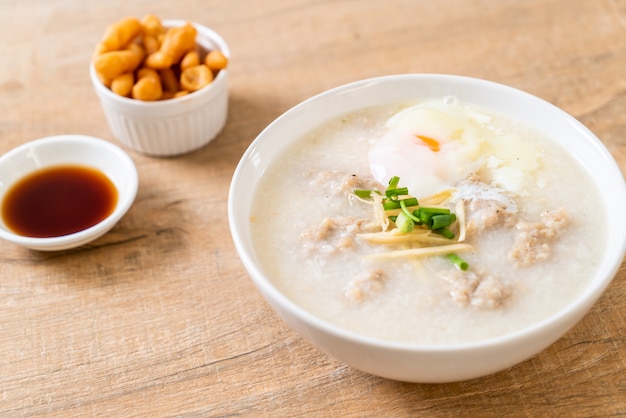 congee avec porc haché dans un bol