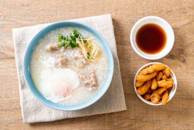 congee avec porc haché dans un bol