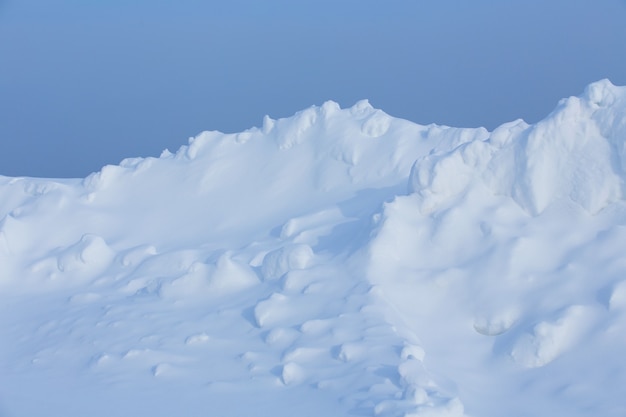 Photo congère blanche avec des ombres bleues