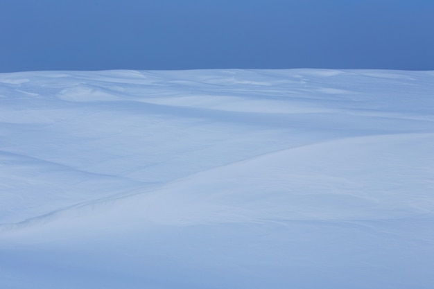 congère blanche avec des ombres bleues