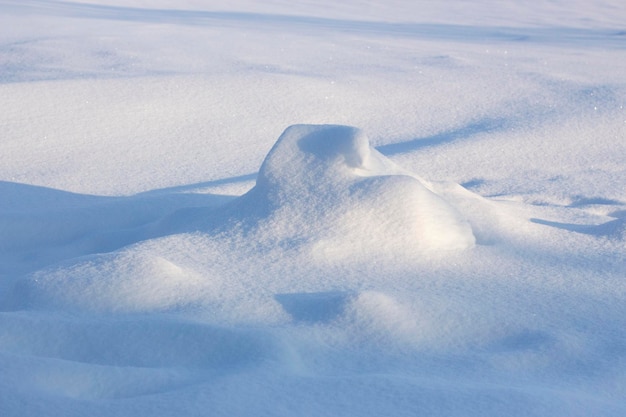 Congère et ombre Fond neigeux texture de neige d'hiver par une soirée ensoleillée