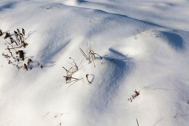 Des congères après les chutes de neige en hiver