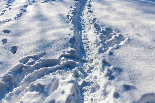 Des congères après les chutes de neige en hiver