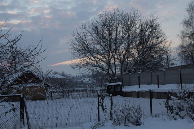 Congères de neige en hiver dans le village