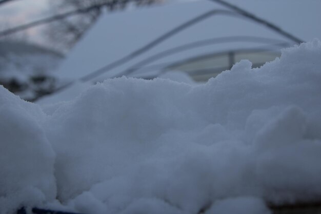 Congères de neige en hiver dans le village