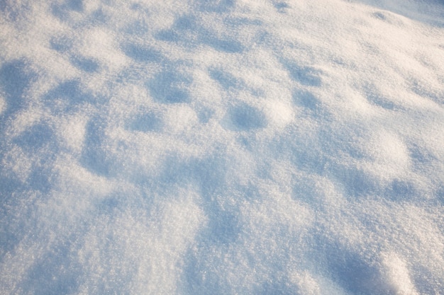 Les congères se sont formées après le passage de la neige récemment passée - les congères se sont formées après une tempête de neige récemment passée