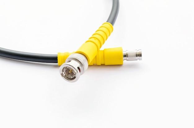 Connecteur Bnc avec câble pour signal vidéo isolé sur fond blanc