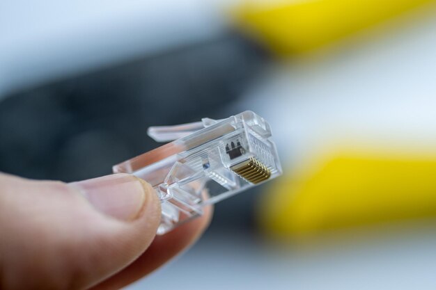 Connecteur LAN ethernet rj45 en main. fermer