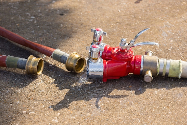 Connecteur de tuyau d&#39;eau d&#39;incendie sur le sol