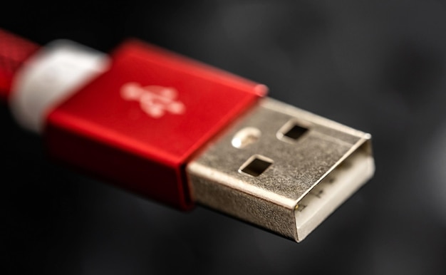 Photo connecteur usb rouge pour smartphone et gadgets gros plan sur fond noir câble de prise pour appareil mobile