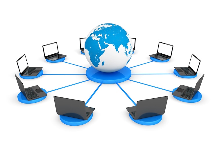Photo connectez-vous au world wide web concept. ordinateurs portables avec earth globe sur fond blanc