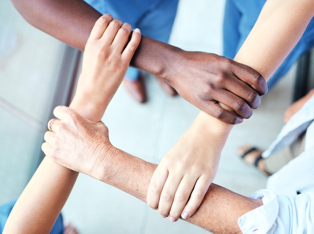 Connexion en cercle et travail d'équipe des mains des médecins dans le soutien du groupe de soins de santé et synergie d'équipe au-dessus de l'intégration croix et infirmières médecins ou chirurgien de la diversité ensemble en coopération