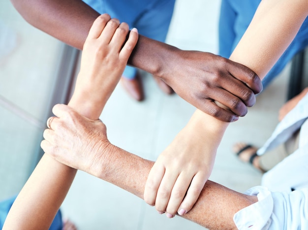 Photo connexion en cercle et travail d'équipe des mains des médecins dans le soutien du groupe de soins de santé et synergie d'équipe au-dessus de l'intégration croix et infirmières médecins ou chirurgien de la diversité ensemble en coopération