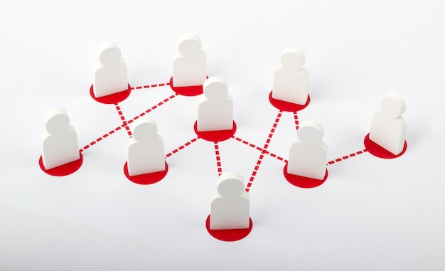 Connexion commerciale et sociale Réseau de contacts avec des figurines de personnes en bois Communication