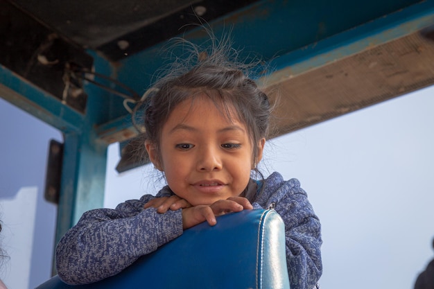 Connexion avec la nature des enfants jouant librement sur un tracteur dans la belle campagne