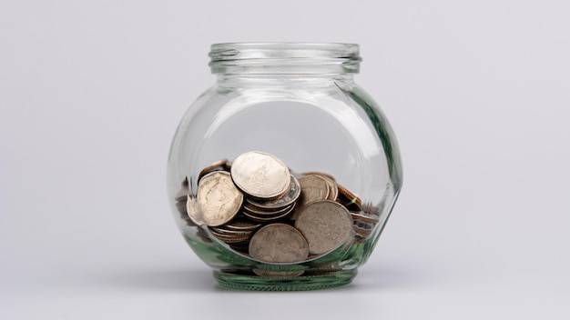 Économiser des pièces dans un bocal en verre collecter des pièces en baht Investissements dans les revenus salariaux mise en place du système financier fonds fonds communs de placement flux de trésorerie et fonds de roulement dans le système financier