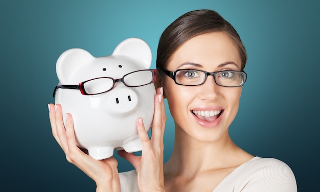 Économisez de l'argent sur les lunettes de vue. Femme heureuse et excitée par les économies réalisées sur l'achat de lunettes de vue.