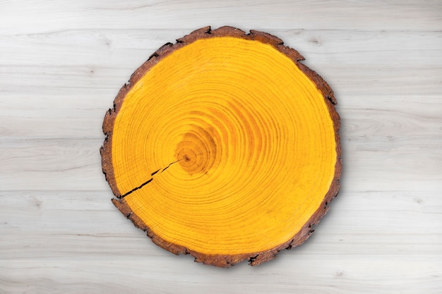 Conseil de cuisine de coupe d'arbre coupé en bois circulaire, isolé sur table en bois