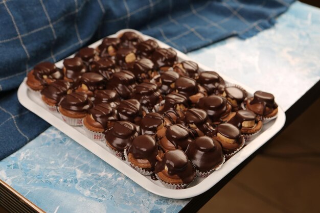 Conseil avec un délicieux gâteau sur table