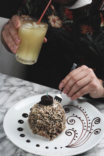 Conseil avec un délicieux gâteau sur table