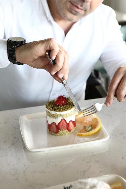 Conseil avec un délicieux gâteau sur table