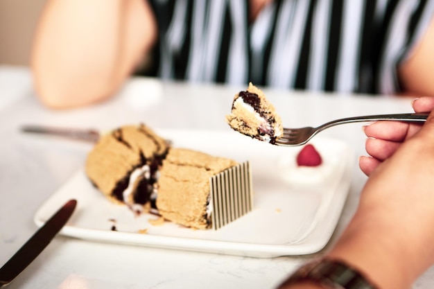 Conseil avec un délicieux gâteau sur table