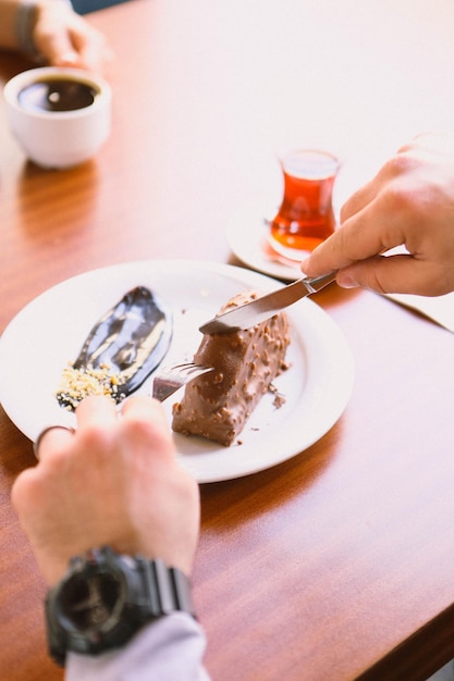 Conseil avec un délicieux gâteau sur table