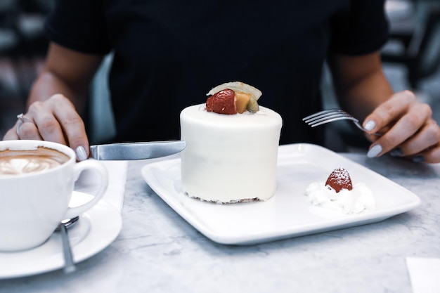 Conseil avec un délicieux gâteau sur table