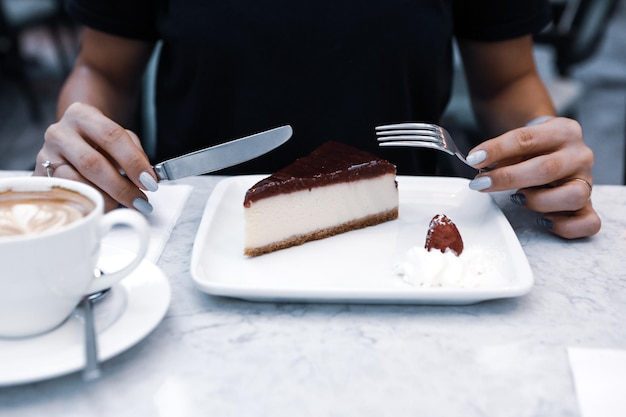 Conseil avec un délicieux gâteau sur table