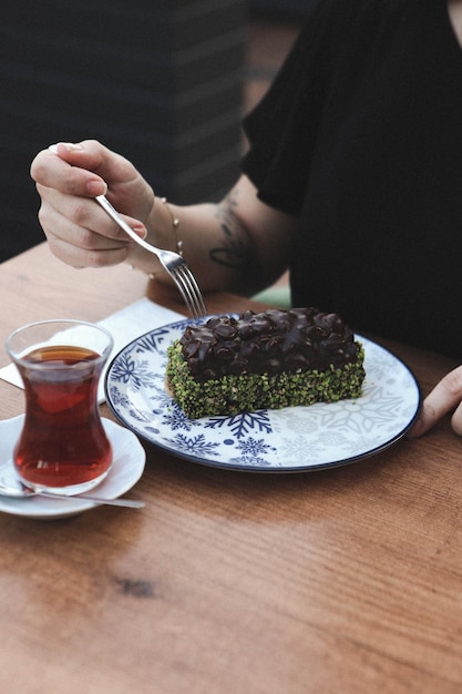 Conseil avec un délicieux gâteau sur table