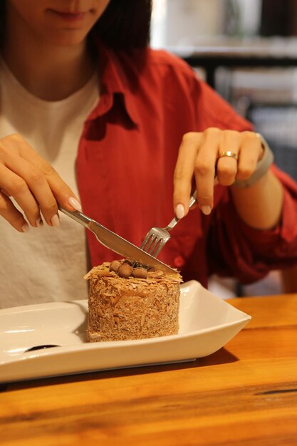 Conseil avec un délicieux gâteau sur table