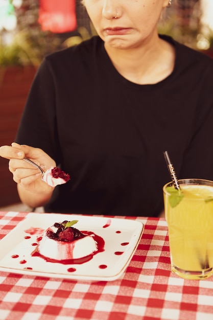 Conseil avec un délicieux gâteau sur table