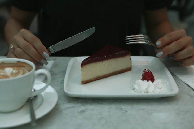 Conseil avec un délicieux gâteau sur table