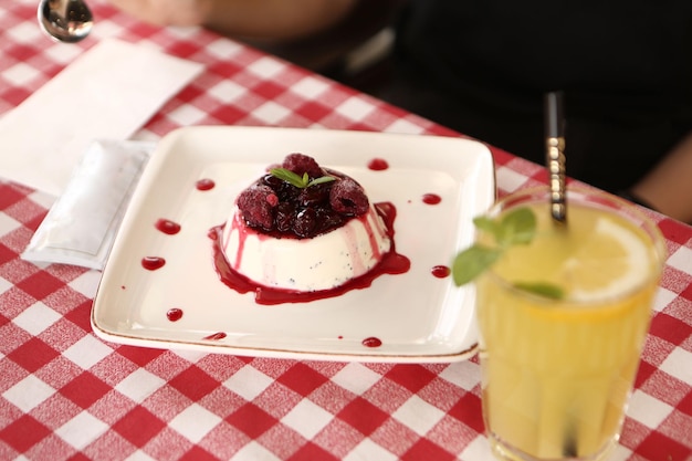 Conseil avec un délicieux gâteau sur table