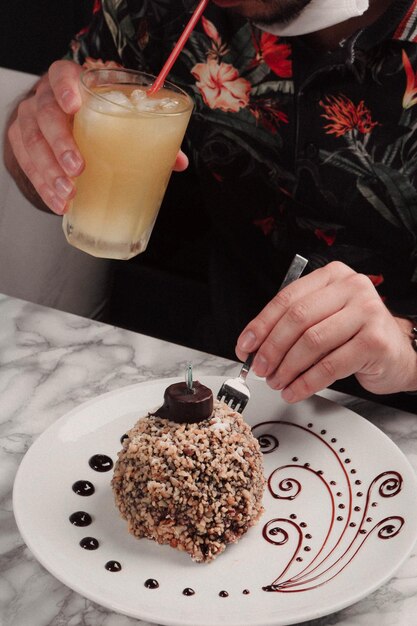 Conseil avec un délicieux gâteau sur table