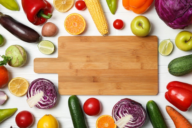 Conseil et différents légumes et fruits sur la vue de dessus en bois