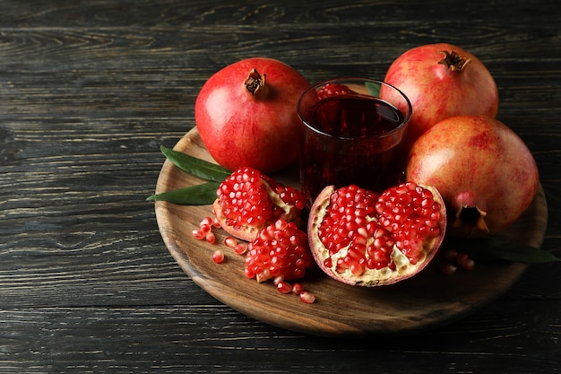 Conseil avec du jus de grenade et des ingrédients sur une table en bois