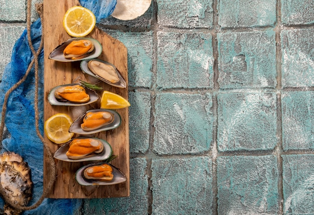 Photo conseil avec des fruits de mer sur un fond bleu de la texture des tuiles