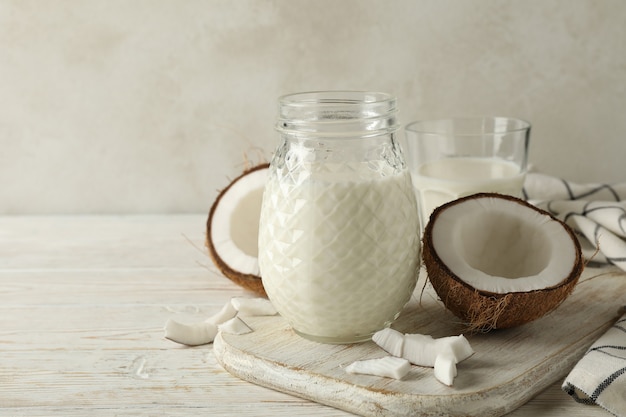 Conseil avec noix de coco fraîche et lait de coco sur bois