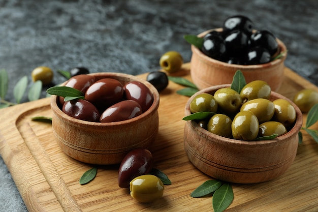 Conseil avec olives et feuilles sur fond isolé smokey noir