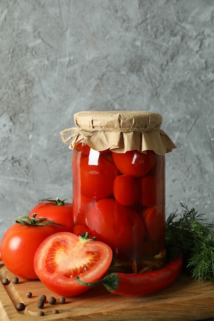 Conseil avec pot de tomates marinées sur table en bois