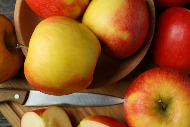 Conseil avec de savoureuses pommes rouges, gros plan