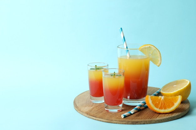 Conseil avec Tequila sunrise cocktail sur fond bleu